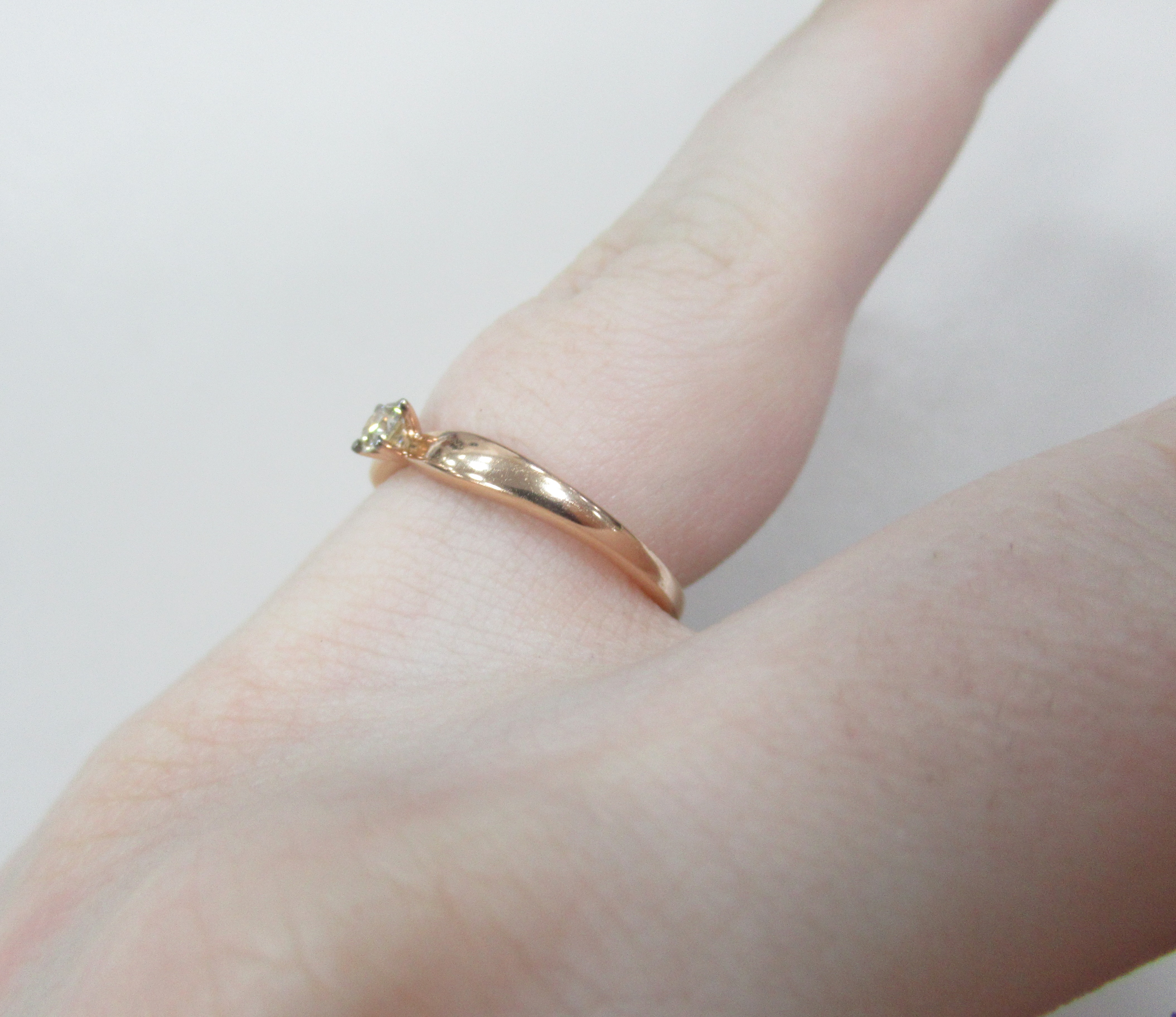 Серебряное кольцо с коньячным бриллиантом